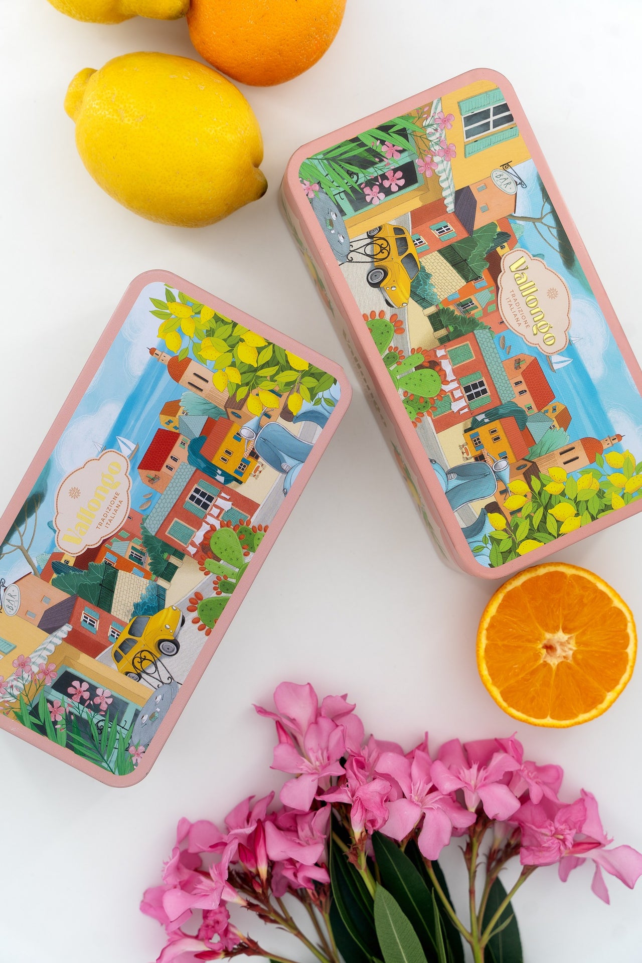 CZEKOLADKI Z NADZIENIEM O SMAKU PISTACJI  W OZDOBNEJ METALOWEJ PUSZCE 180 G