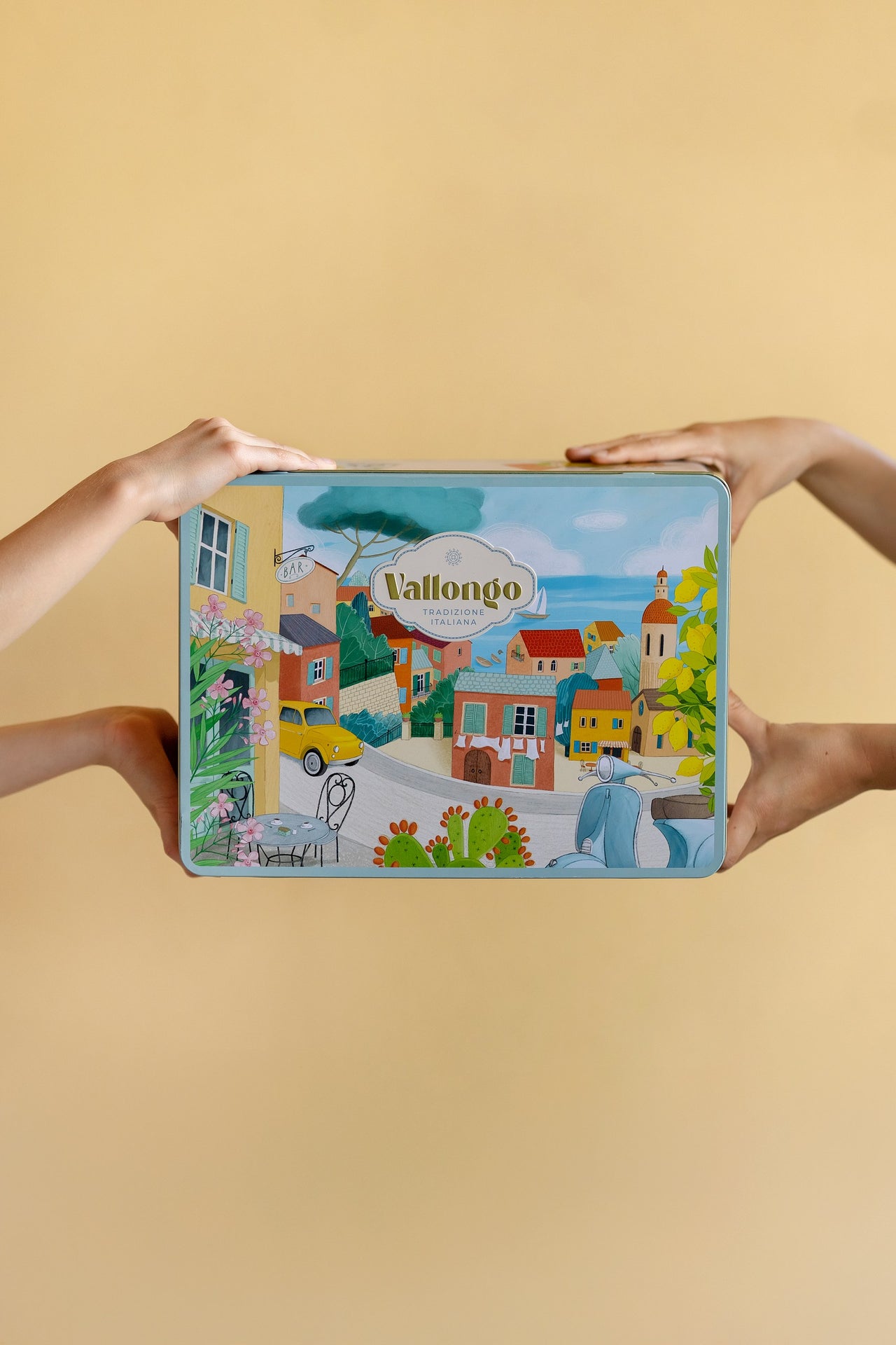 COLOMBA Wielkanocne Drożdżowe Ciasto ze Skórkami Pomarańczowymi z Sycylii 750 g oraz Krem Pistacjowy 40% 210 g w Dużej Metalowej Puszce. 

Nożyk ze Stali Szlachetnej w Prezencie.
